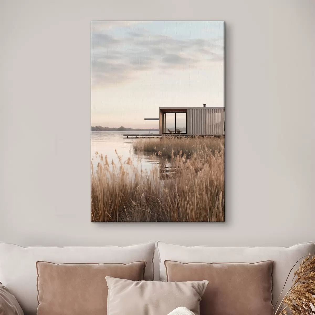 Fototapete Moderne Hütte am Seeufer inmitten von Schilf in der sanften Abenddämmerung s46513