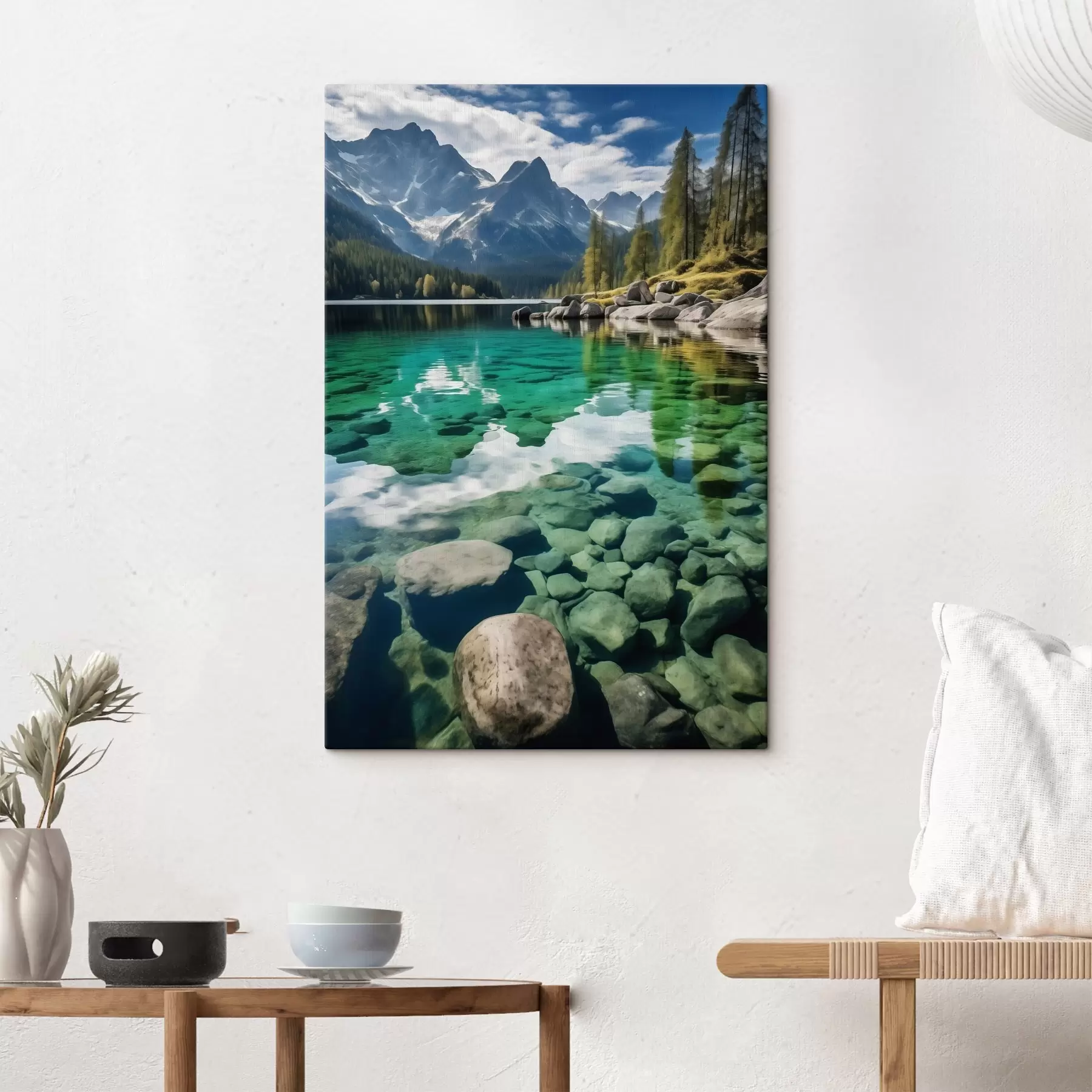 Fototapete Smaragdgrüner Alpensee mit Felsen darunter und hoch aufragenden Gipfeln s46515