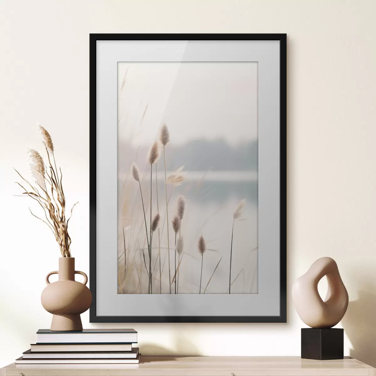 Poster Weiche Schilfrohre an einem nebligen Seeufer, pastellbeige Farbtöne f46504