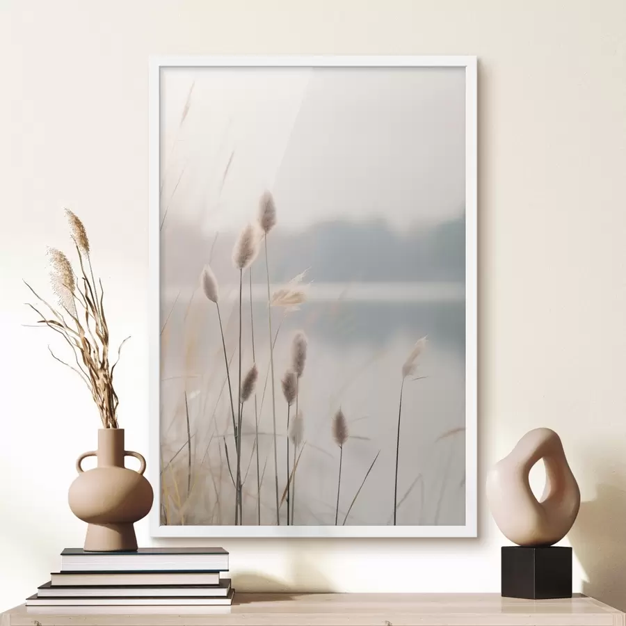 Fototapete Weiche Schilfrohre an einem nebligen Seeufer, pastellbeige Farbtöne f46504