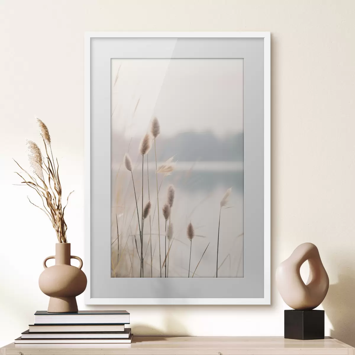 Poster Weiche Schilfrohre an einem nebligen Seeufer, pastellbeige Farbtöne f46504