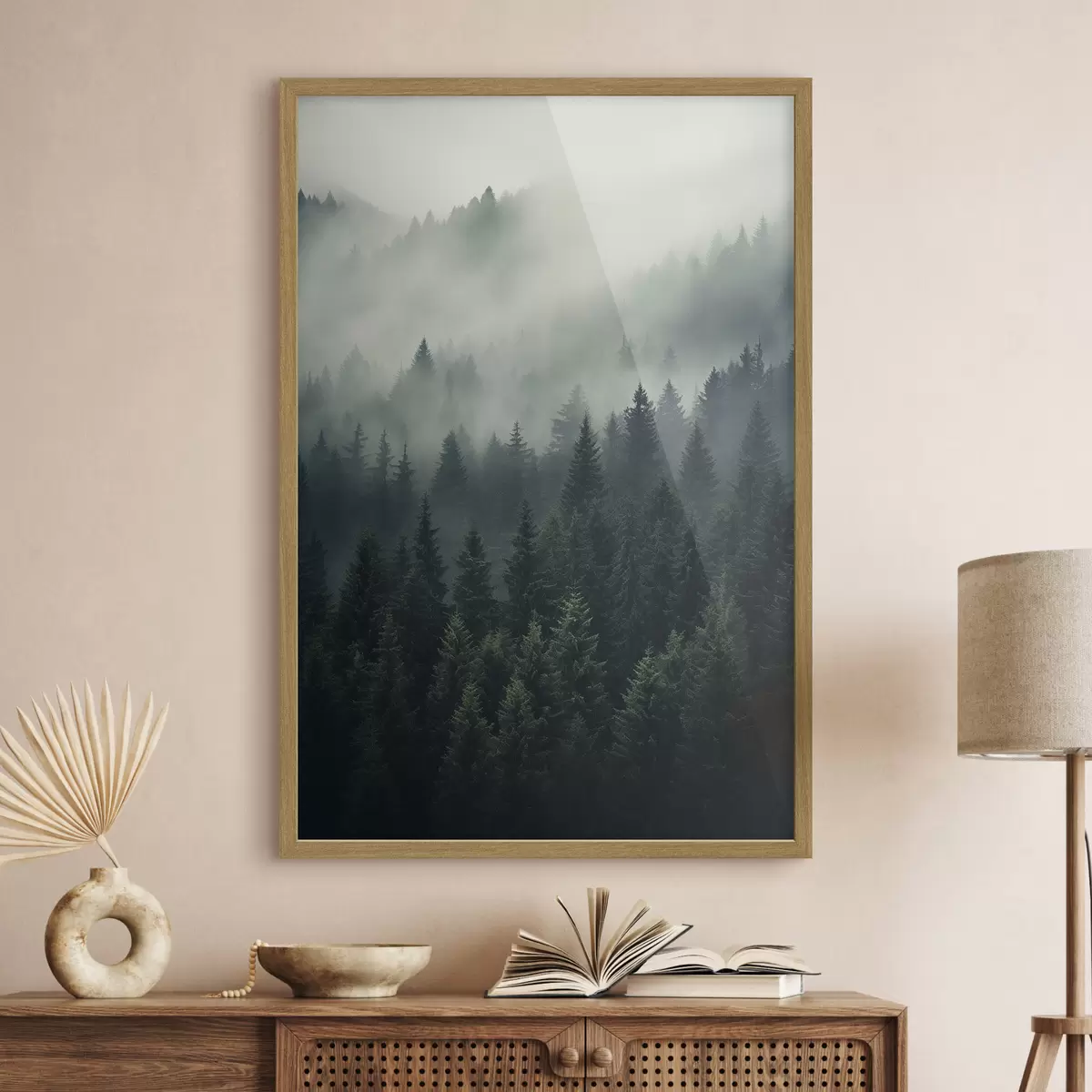 Poster Nebel zieht über dichten immergrünen Wald hinweg f46512