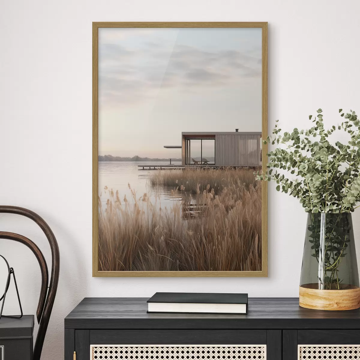 Poster Moderne Hütte am Seeufer inmitten von Schilf in der sanften Abenddämmerung f46513