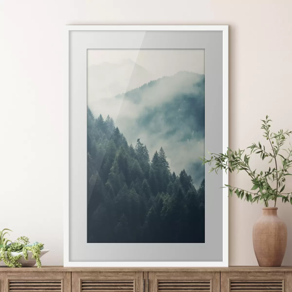 Poster Nebelverhangene Bergkämme und dunkle Nadelwälder f46518