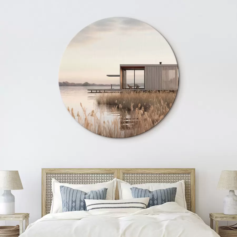 Fototapete Moderne Hütte am Seeufer inmitten von Schilf in der sanften Abenddämmerung r46513