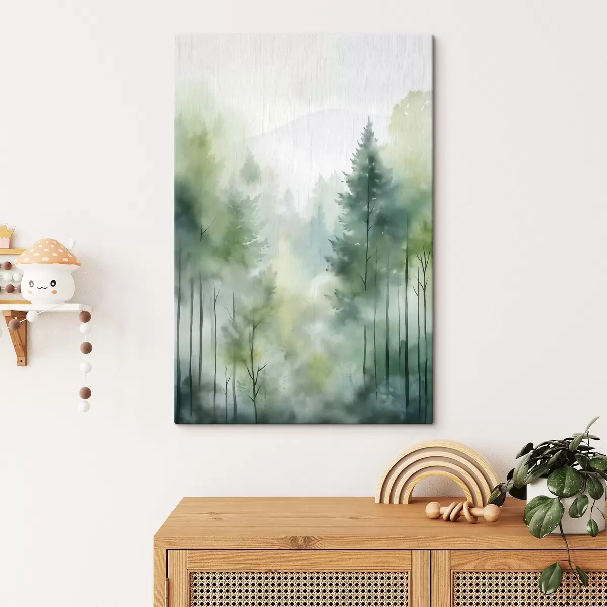 Fototapete Aquarellmalerei, die einen nebligen Wald mit hohen Kiefern und Bergen im Hintergrund darstellt s46690