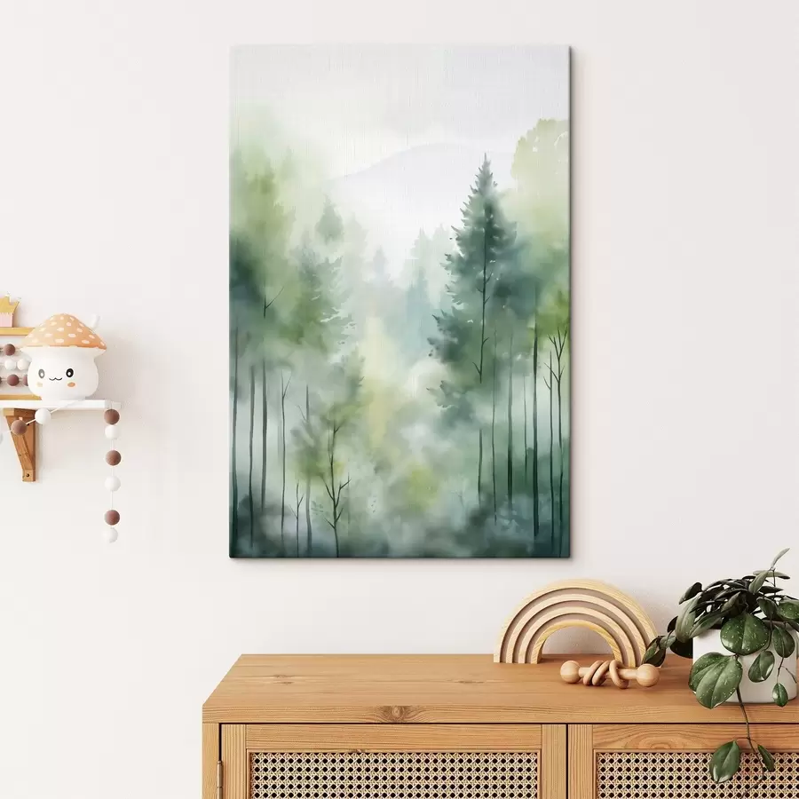 Fototapete Aquarellmalerei, die einen nebligen Wald mit hohen Kiefern und Bergen im Hintergrund darstellt s46690