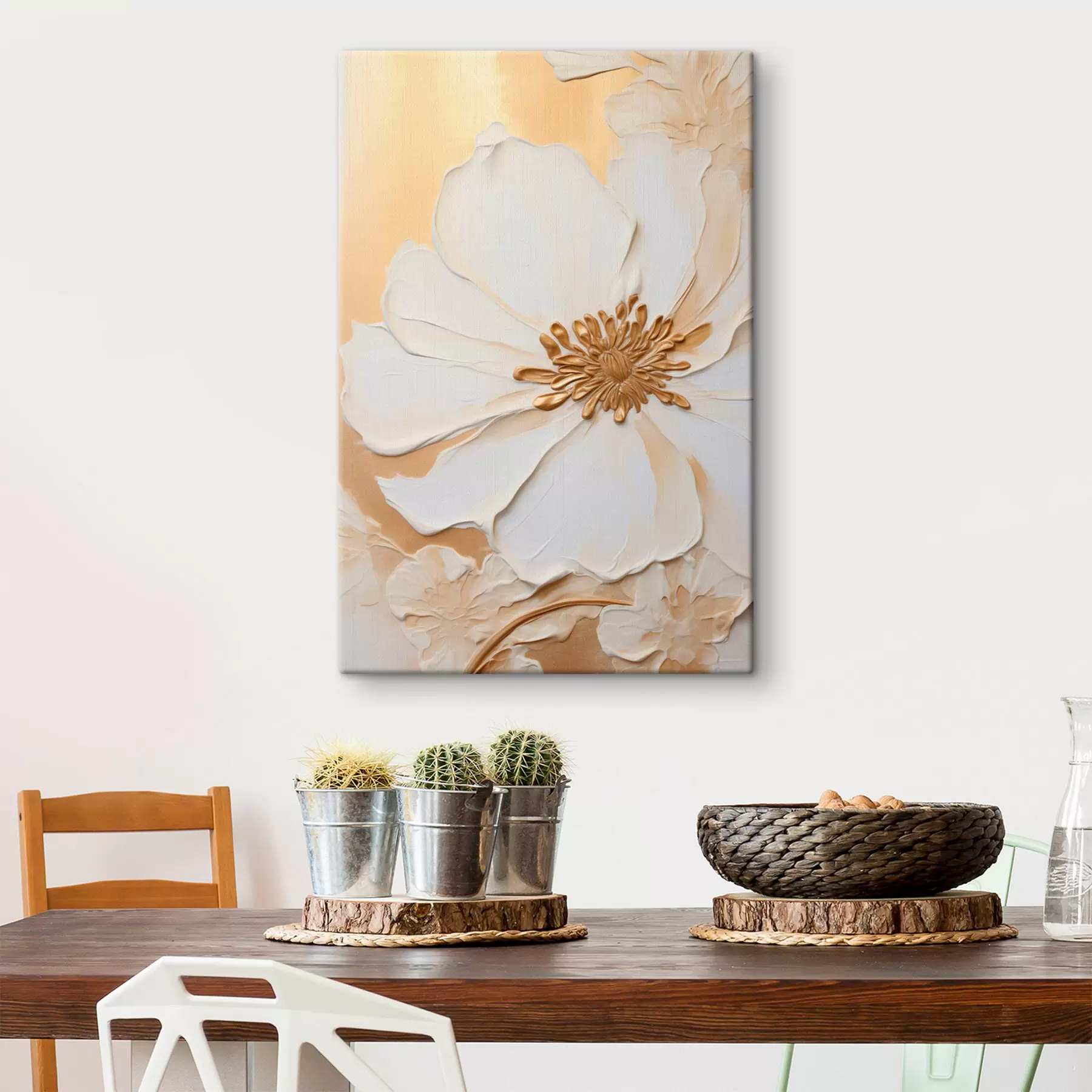 Fototapete Weiße Blume mit zarten Blütenblättern, imitiert durch dicke Pinselstriche, auf einem hellorangen, strukturierten Hintergrund s46691