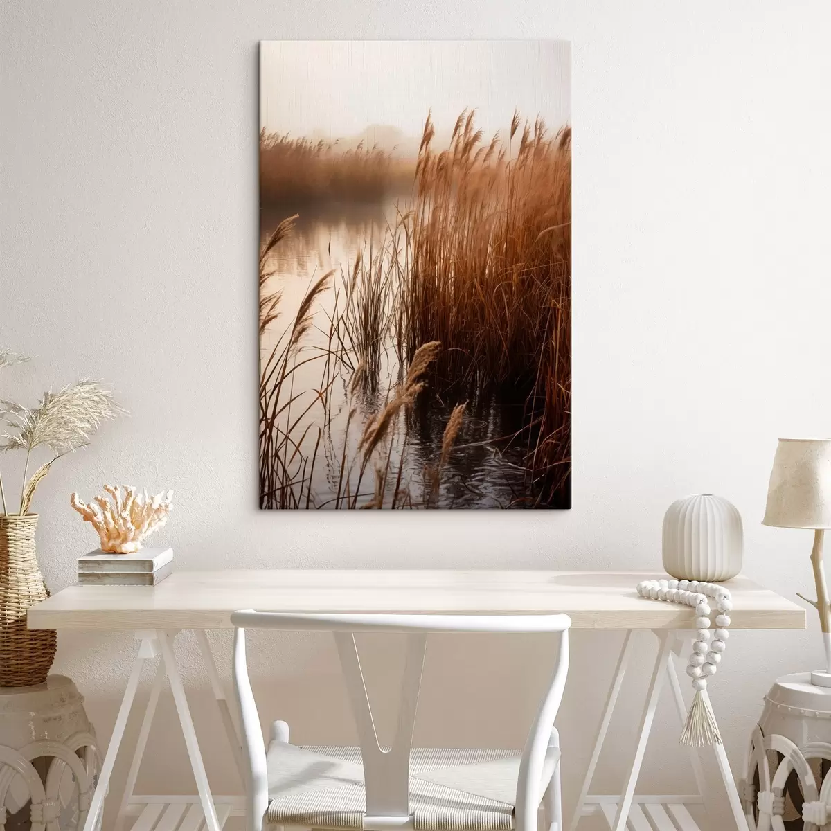 Fototapete Hohe Schilfpflanzen wachsen in einem Gewässer, das Wasser spiegelt die Schilfpflanzen wider, nebliger Hintergrund, sanftes Licht, Naturszene s46695