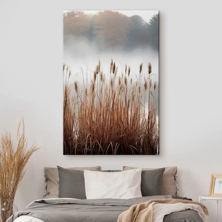 Fototapete Hohe Schilfpflanzen wachsen in einem Gewässer, das Wasser spiegelt die Schilfpflanzen wider, nebliger Hintergrund, sanftes Licht, Naturszene s46696