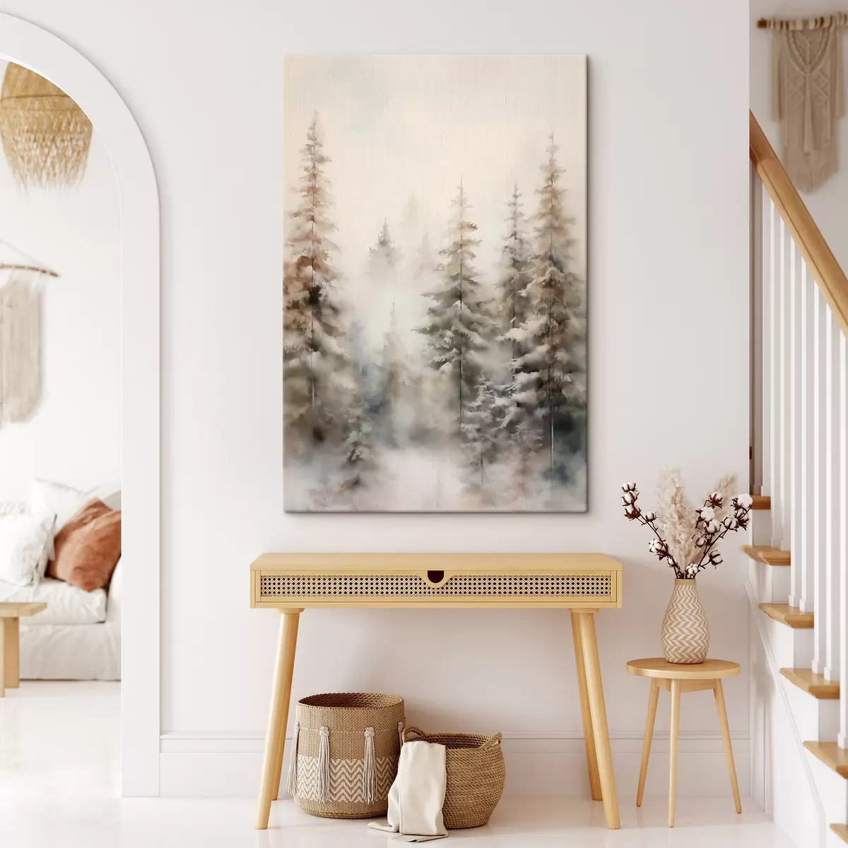 Fototapete Hohe, schneebedeckte Kiefern stehen in einem nebligen Wald, eine sanfte, gedämpfte Winterszene. s46701