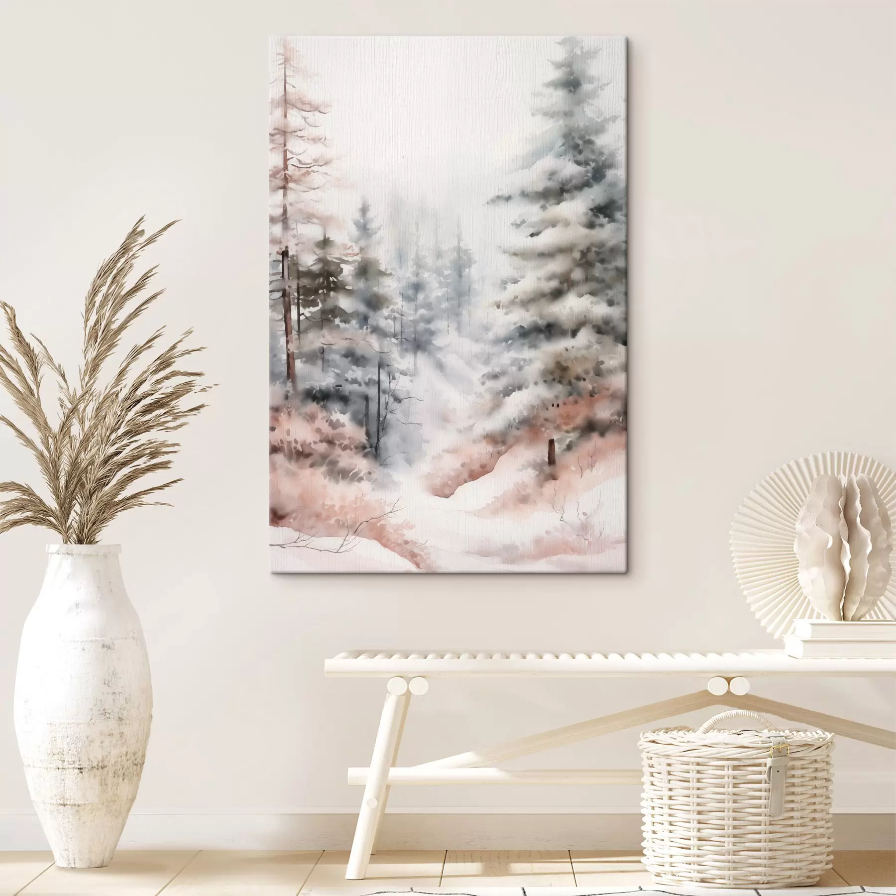Fototapete Hohe, schneebedeckte Kiefern stehen in einem nebligen Wald, eine sanfte, gedämpfte Winterszene s46702