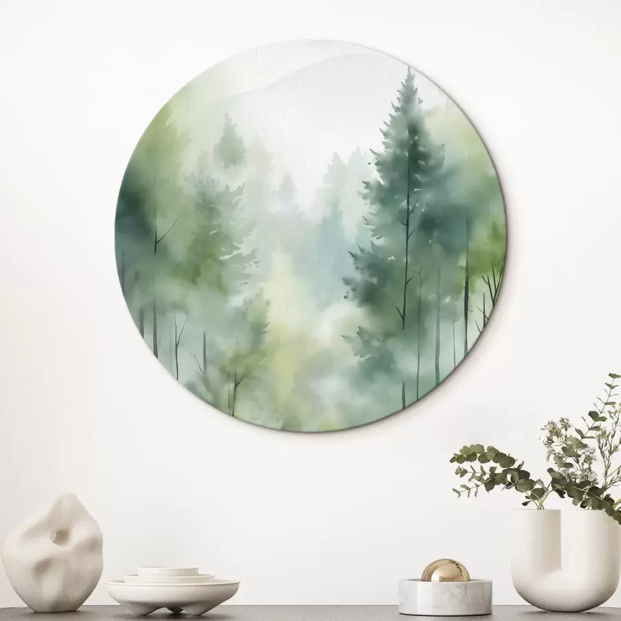 Fototapete Aquarellmalerei, die einen nebligen Wald mit hohen Kiefern und Bergen im Hintergrund darstellt r46690