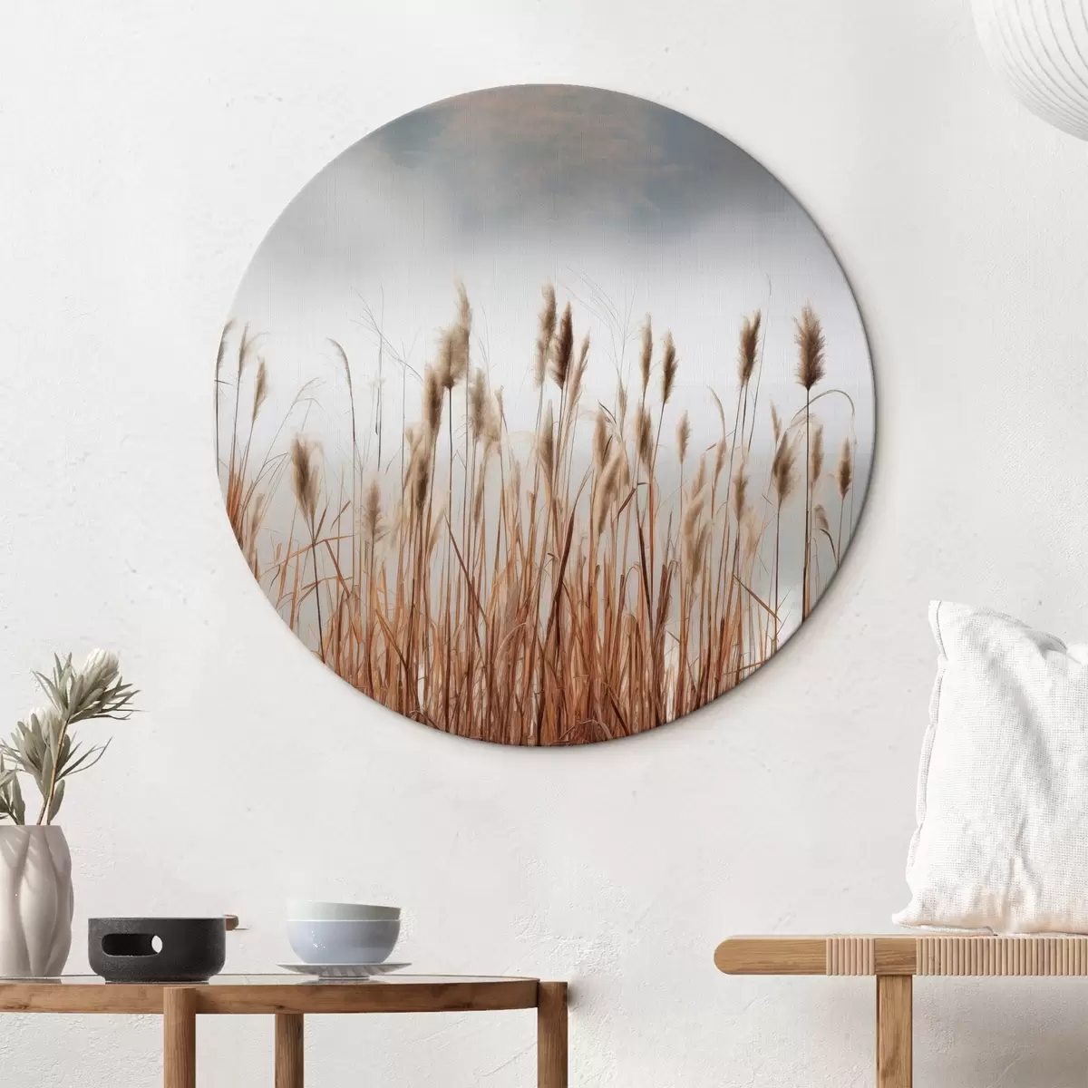 Runde Wandbilder Hohe Schilfpflanzen wachsen in einem Gewässer, das Wasser spiegelt die Schilfpflanzen wider, nebliger Hintergrund, sanftes Licht, Naturszene r46696