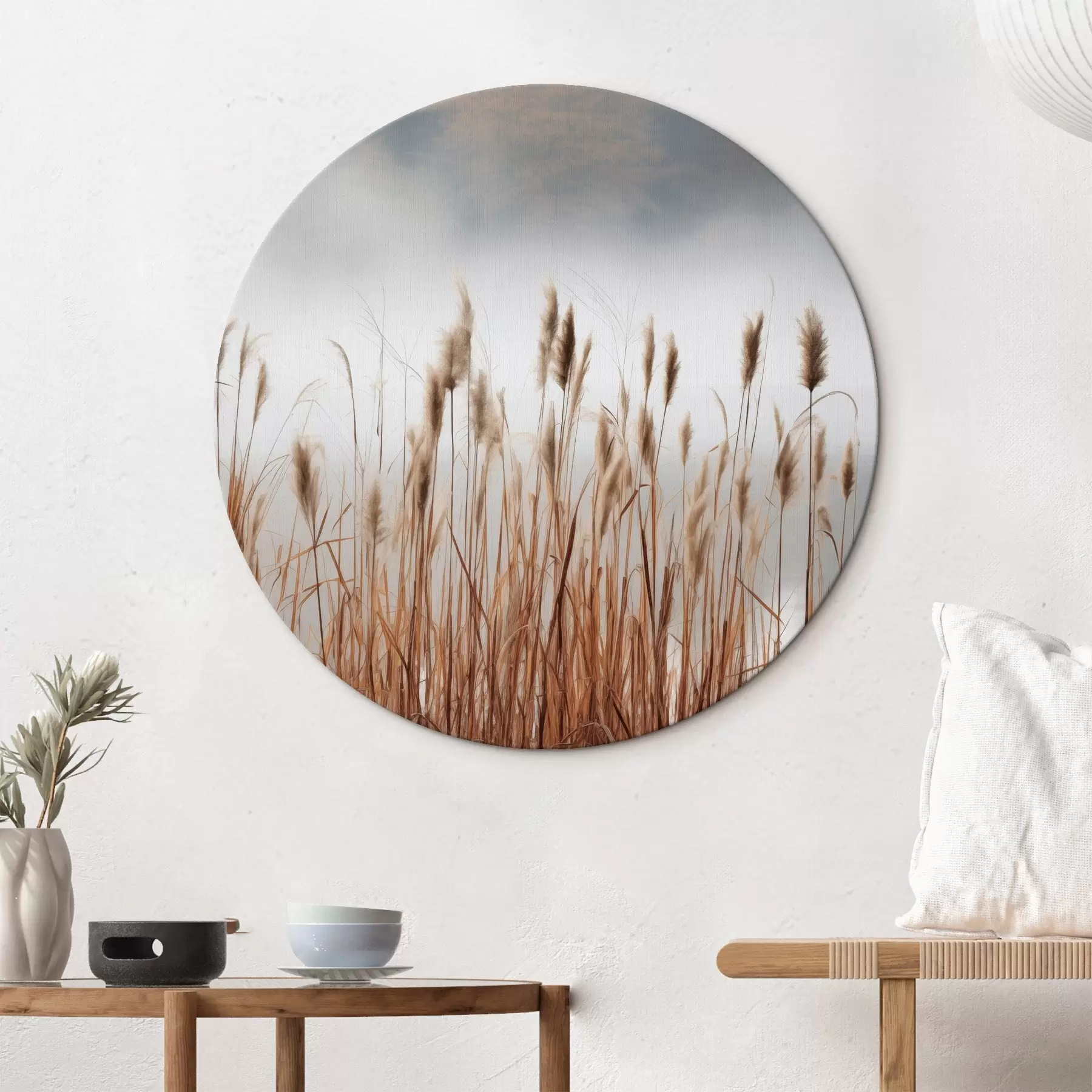 Fototapete Hohe Schilfpflanzen wachsen in einem Gewässer, das Wasser spiegelt die Schilfpflanzen wider, nebliger Hintergrund, sanftes Licht, Naturszene r46696