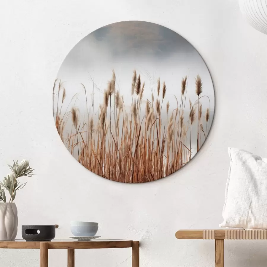 Fototapete Hohe Schilfpflanzen wachsen in einem Gewässer, das Wasser spiegelt die Schilfpflanzen wider, nebliger Hintergrund, sanftes Licht, Naturszene r46696