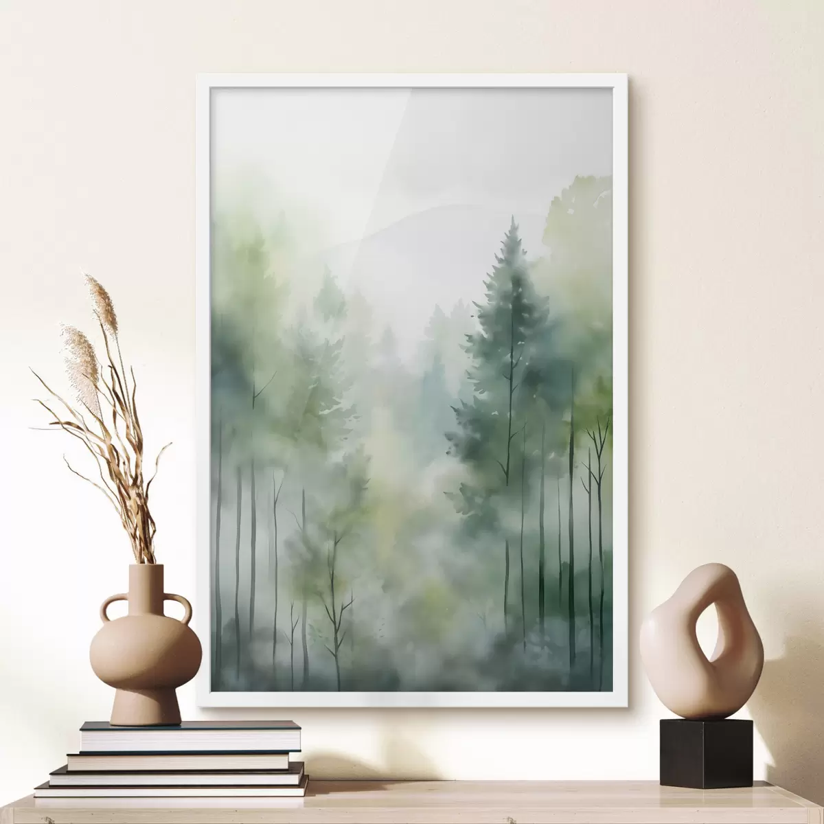 Poster Aquarellmalerei, die einen nebligen Wald mit hohen Kiefern und Bergen im Hintergrund darstellt f46690