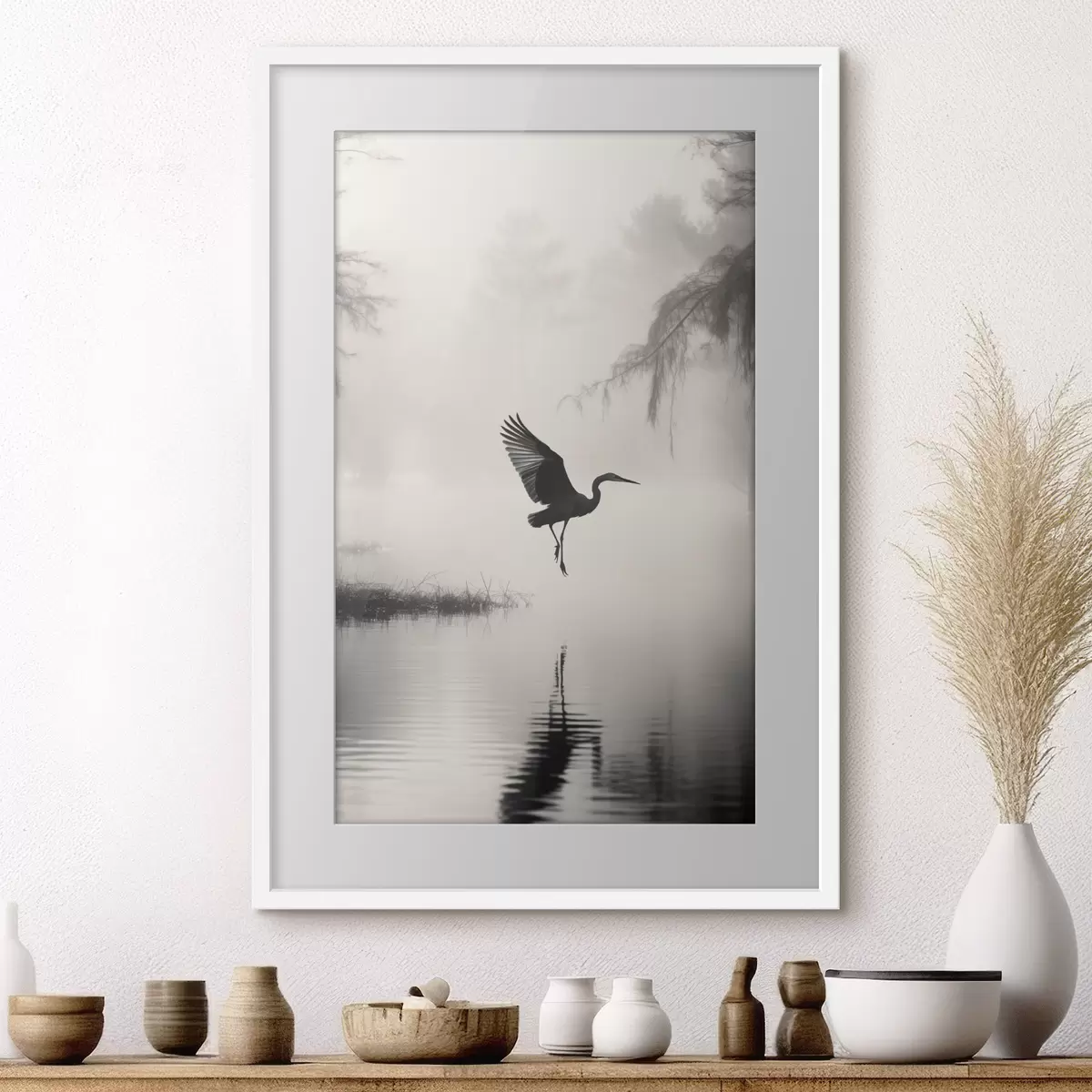 Poster Ein weißer Reiher mit ausgebreiteten Flügeln, der in der Nähe von hohen Schilfpflanzen fliegt, minimalistische Komposition in Schwarz und Weiß f46694
