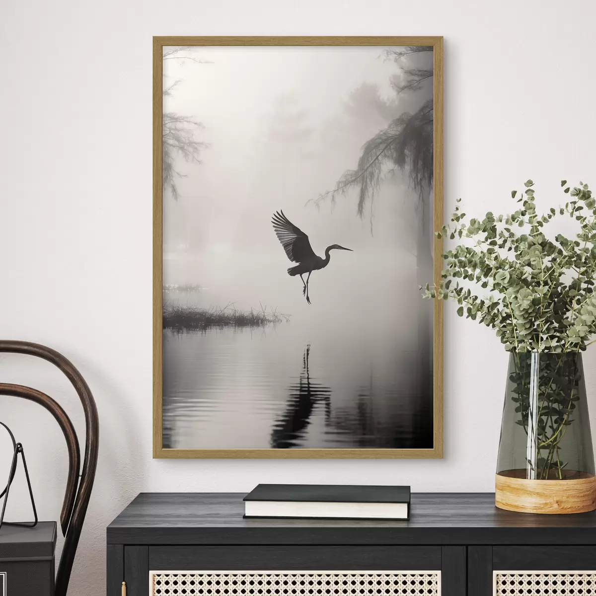 Poster Ein weißer Reiher mit ausgebreiteten Flügeln, der in der Nähe von hohen Schilfpflanzen fliegt, minimalistische Komposition in Schwarz und Weiß f46694