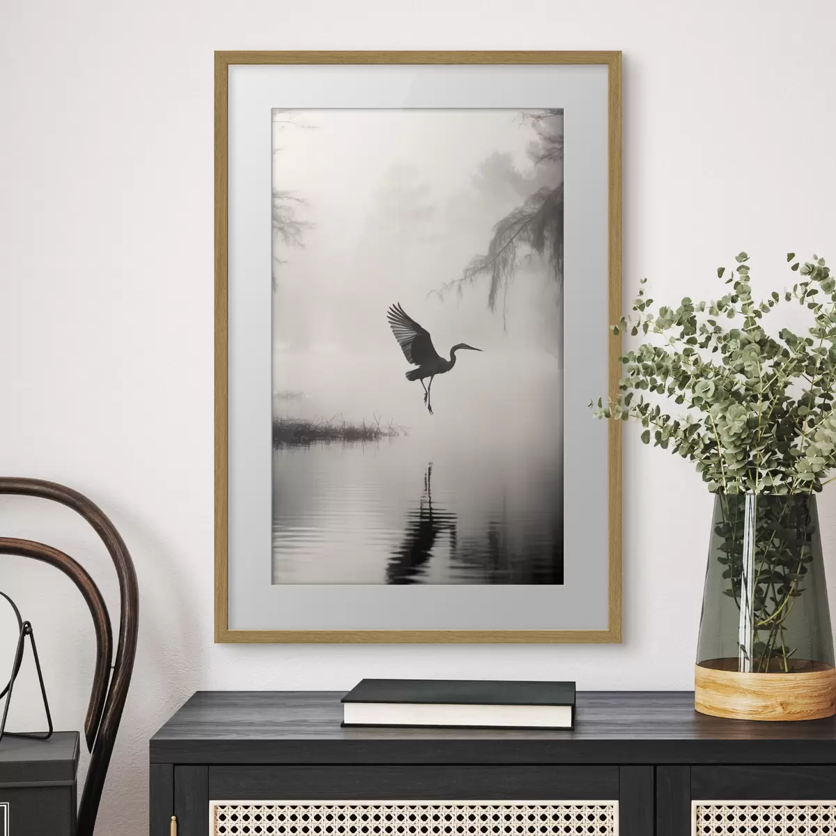 Poster Ein weißer Reiher mit ausgebreiteten Flügeln, der in der Nähe von hohen Schilfpflanzen fliegt, minimalistische Komposition in Schwarz und Weiß f46694