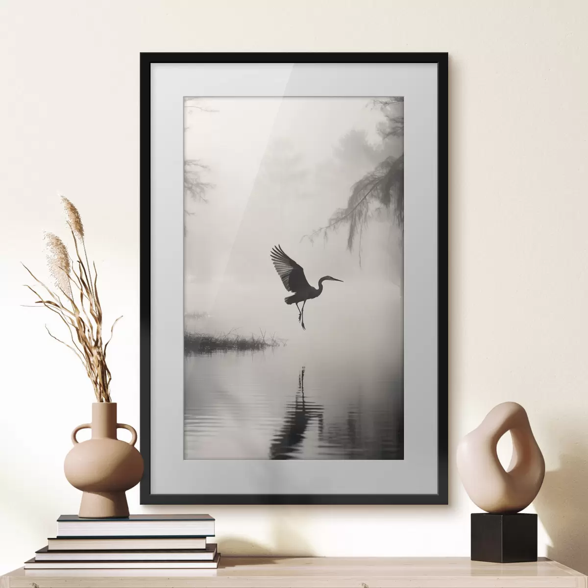 Poster Ein weißer Reiher mit ausgebreiteten Flügeln, der in der Nähe von hohen Schilfpflanzen fliegt, minimalistische Komposition in Schwarz und Weiß f46694
