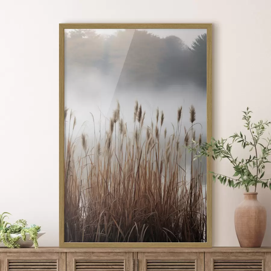 Fototapete Hohe Schilfpflanzen wachsen in einem Gewässer, das Wasser spiegelt die Schilfpflanzen wider, nebliger Hintergrund, sanftes Licht, Naturszene f46696