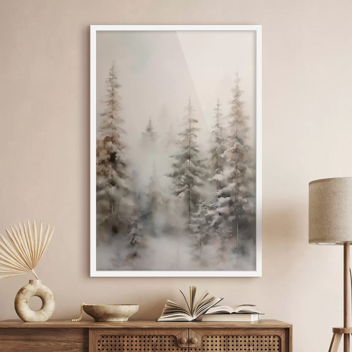 Poster Hohe, schneebedeckte Kiefern stehen in einem nebligen Wald, eine sanfte, gedämpfte Winterszene. f46701