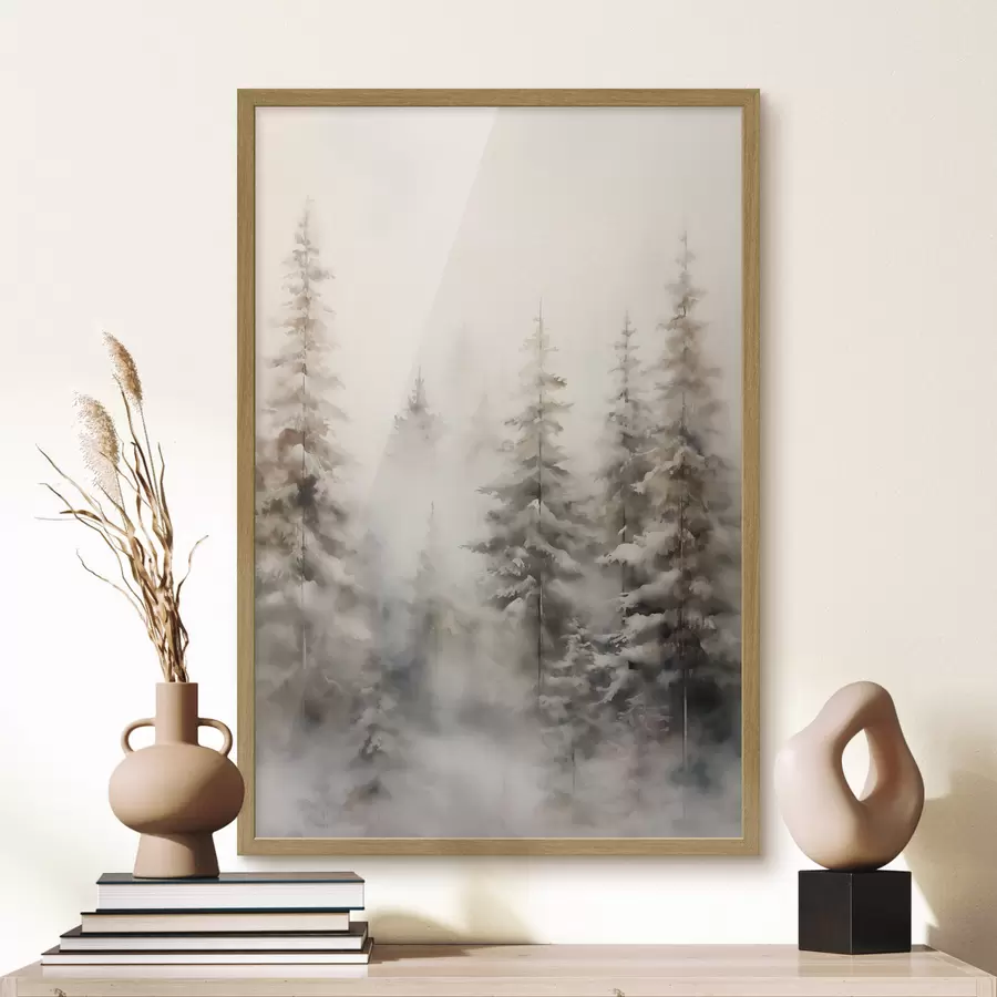 Fototapete Hohe, schneebedeckte Kiefern stehen in einem nebligen Wald, eine sanfte, gedämpfte Winterszene f46701