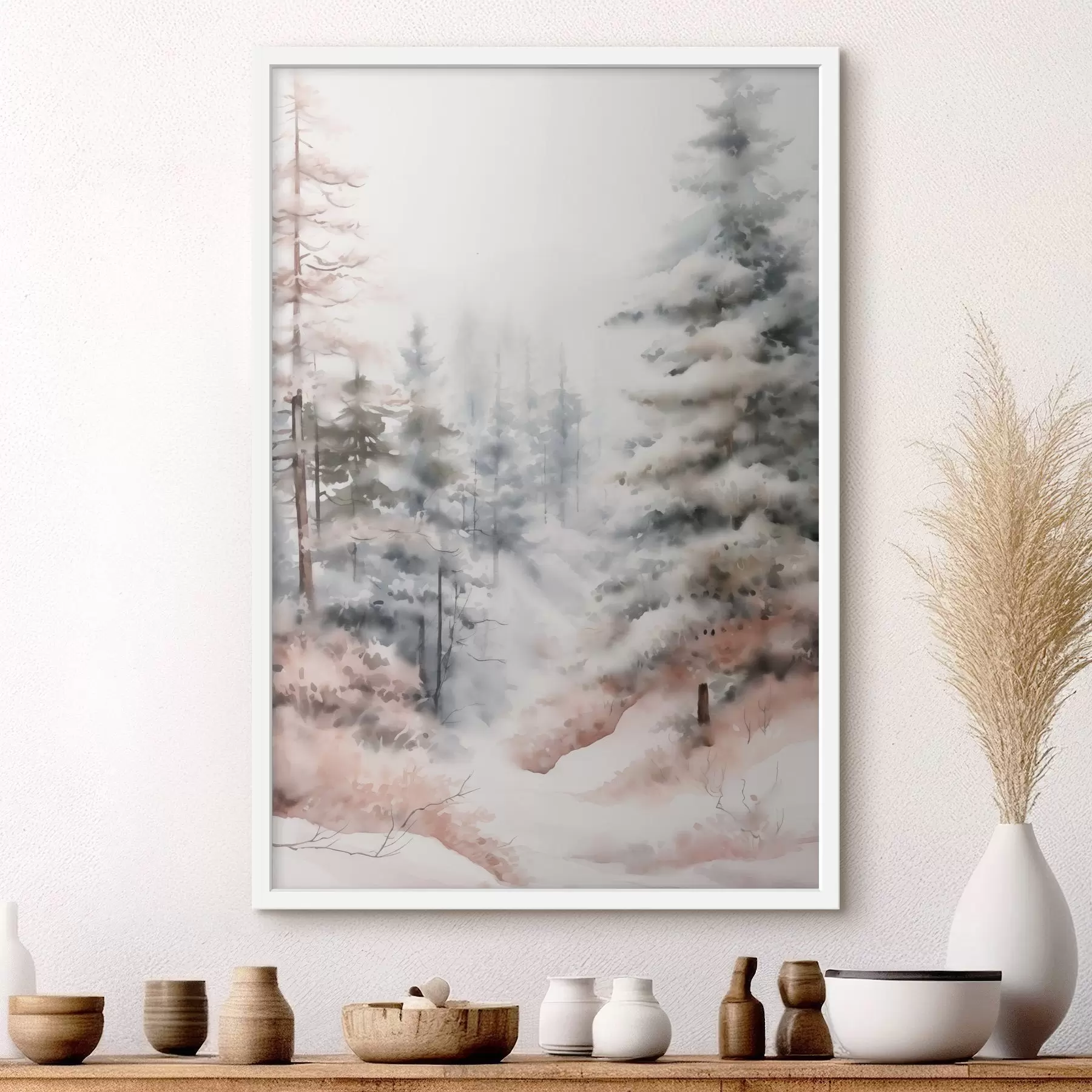 Fototapete Hohe, schneebedeckte Kiefern stehen in einem nebligen Wald, eine sanfte, gedämpfte Winterszene. f46702