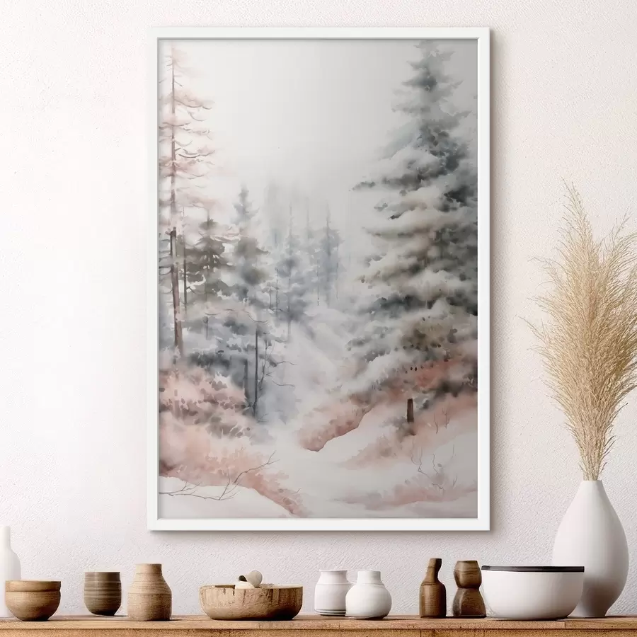 Fototapete Hohe, schneebedeckte Kiefern stehen in einem nebligen Wald, eine sanfte, gedämpfte Winterszene. f46702