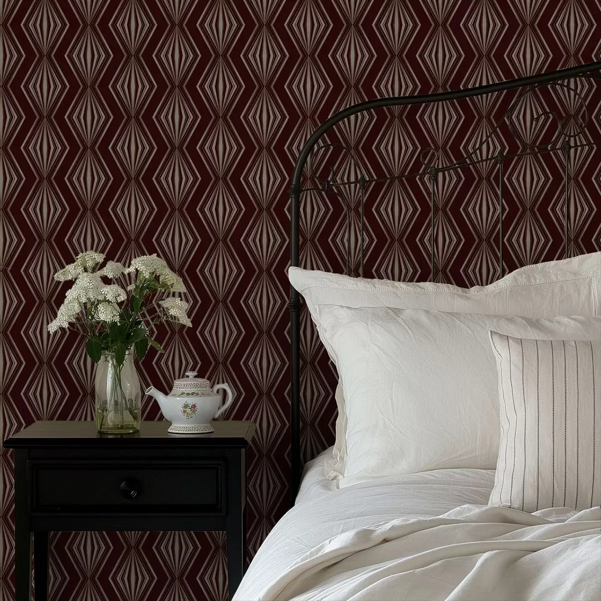 Tapete Diamantförmiges geometrisches Muster auf weinrotem Hintergrund a00925v1