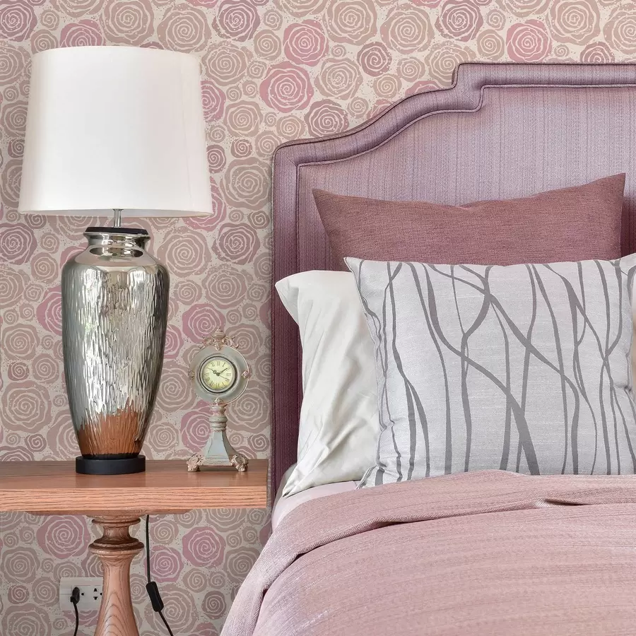 Fototapete Spiralförmige rosa Rosen und Spritzer auf hellem Hintergrund a00955