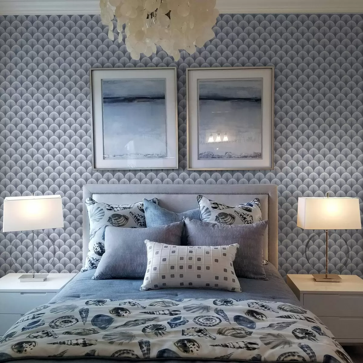 Tapete Blaue Fächerbögen mit Strahlen auf hellblauem Hintergrund a00978v1