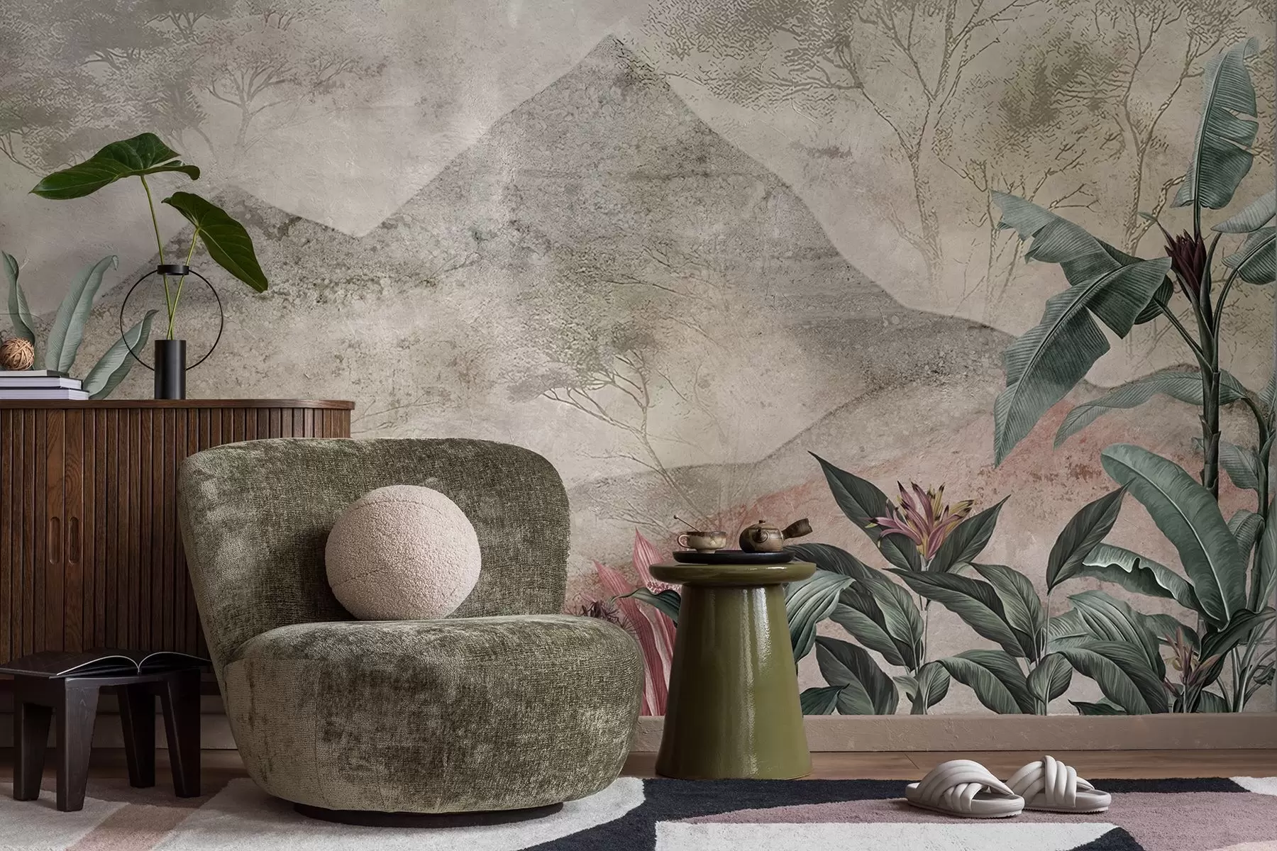 Fototapete Pastellfarbene Bananenblätter und tropische Blumen vor Bergkulisse w04933