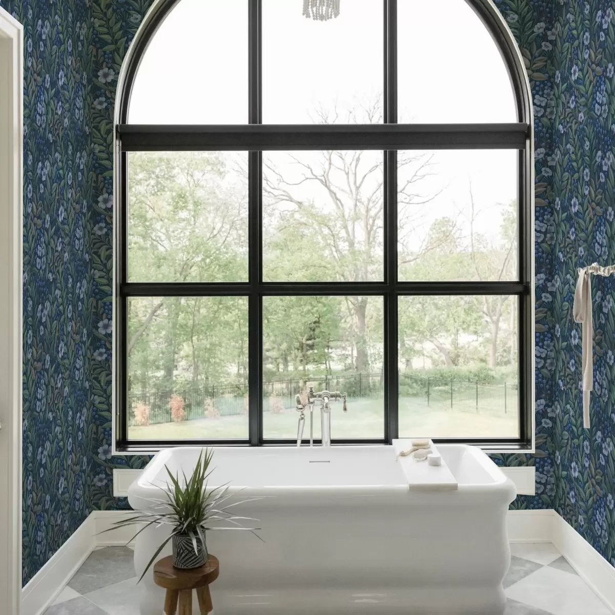 Tapete Mitternachtsblaue Beeren und weiße Blüten in dichtem Laub a00994