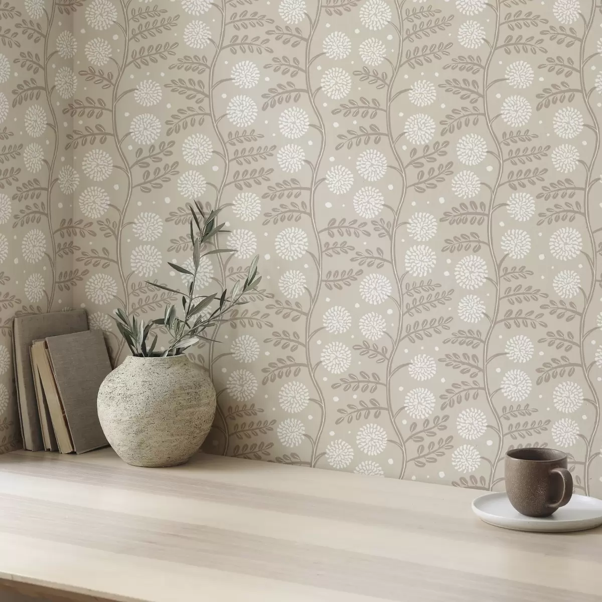 Tapete Beigefarbene Stiele mit weißen, flauschigen Blüten und zarten Punkten a00997