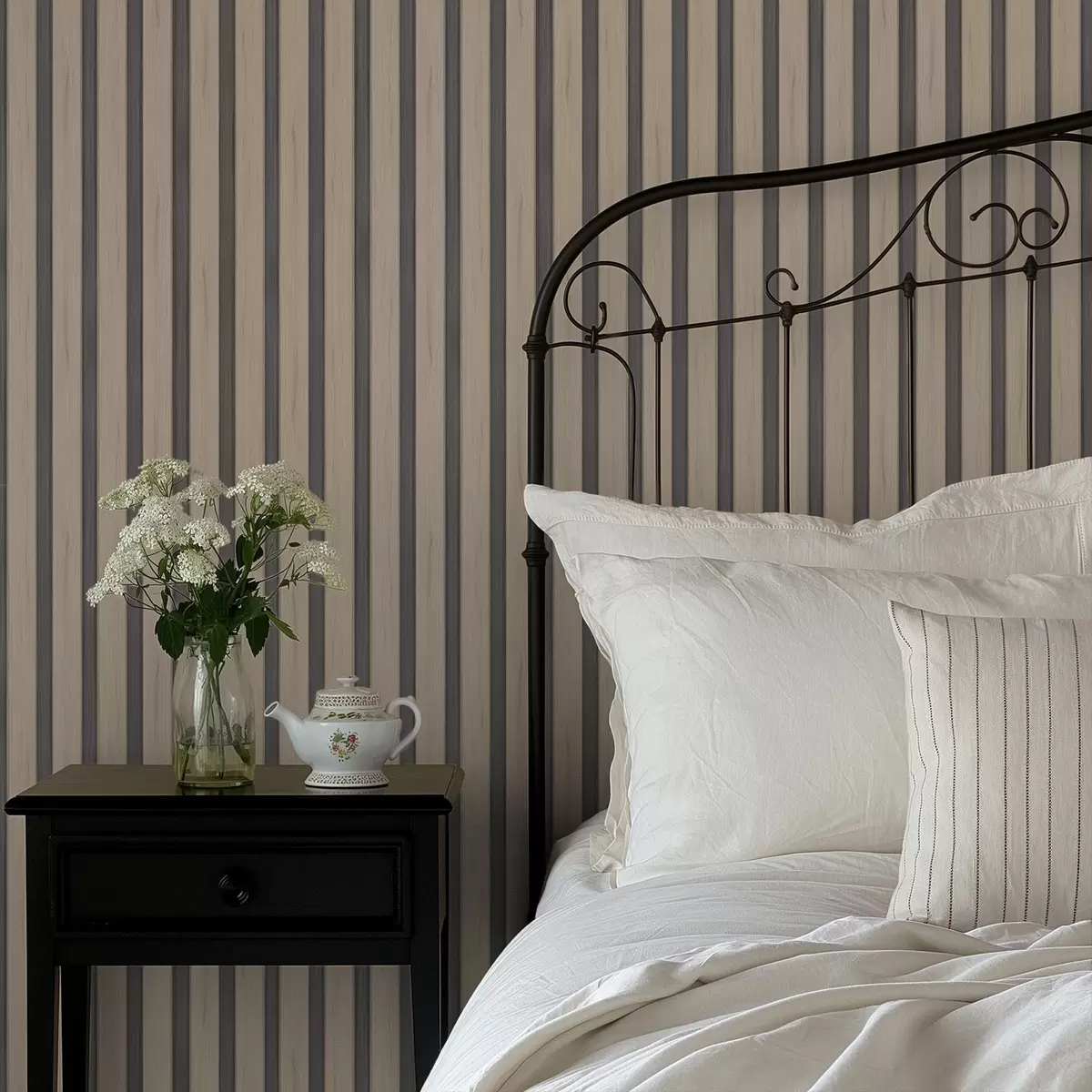 Tapete Beigefarbene Holzbretter mit dunklen vertikalen Streifen a01054v2