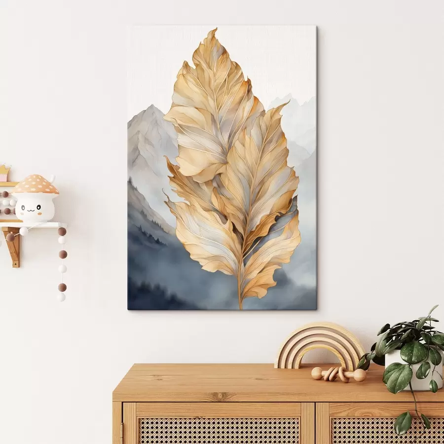 Fototapete Abstrakte große, gelbe und braune Blätter mit komplexen Details vor einer Berglandschaft s47022