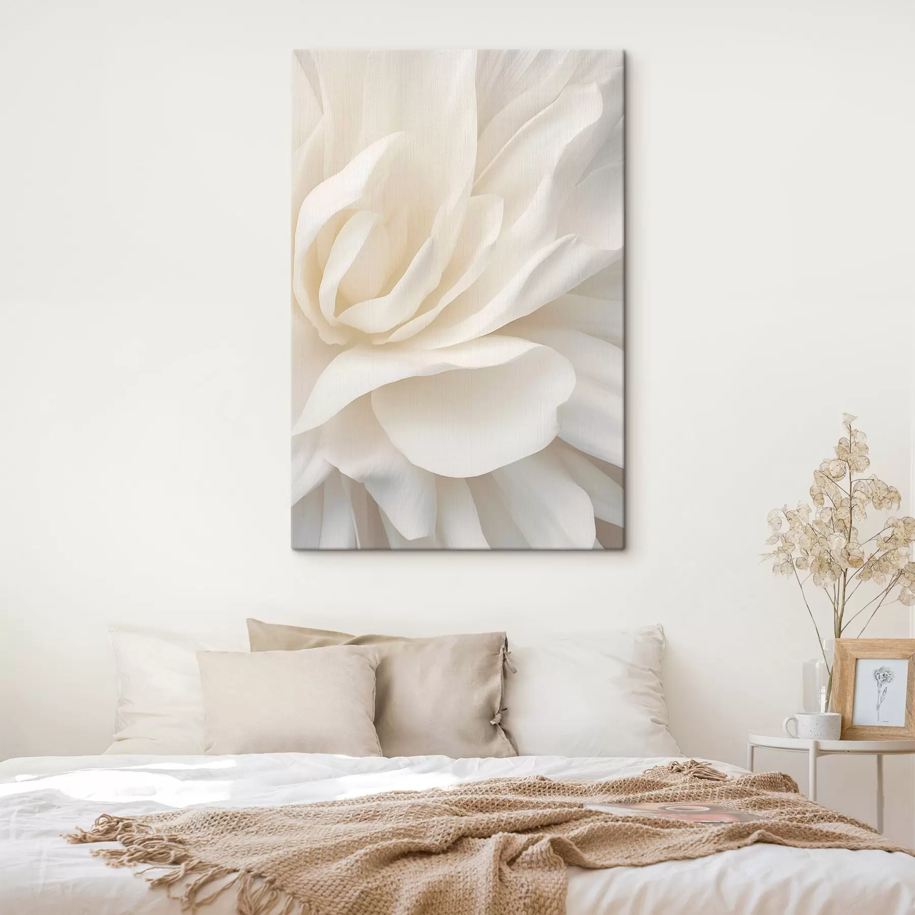 Fototapete Abstrakte weiße Blume mit zarten, geschichteten Blütenblättern, minimalistische Kunst s47024