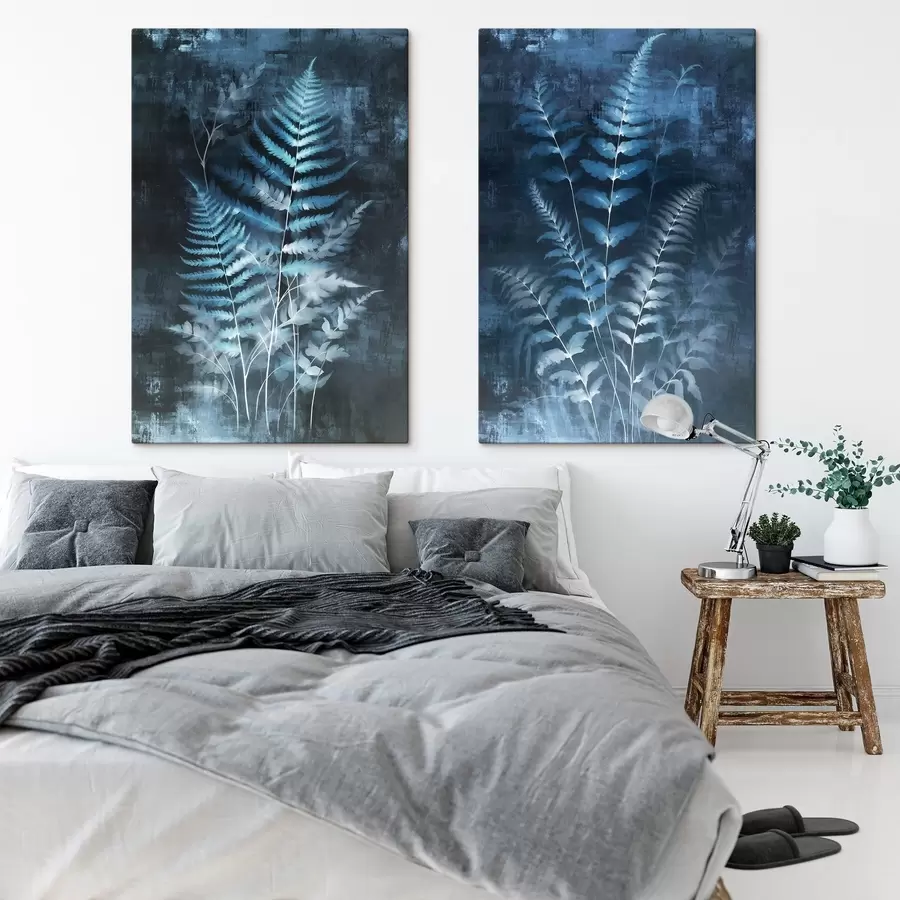 Fototapete Blaue Farne und Pflanzen vor einem dunklen, strukturierten Hintergrund, mit Fokus auf den komplexen Details, Röntgeneffekt m01121