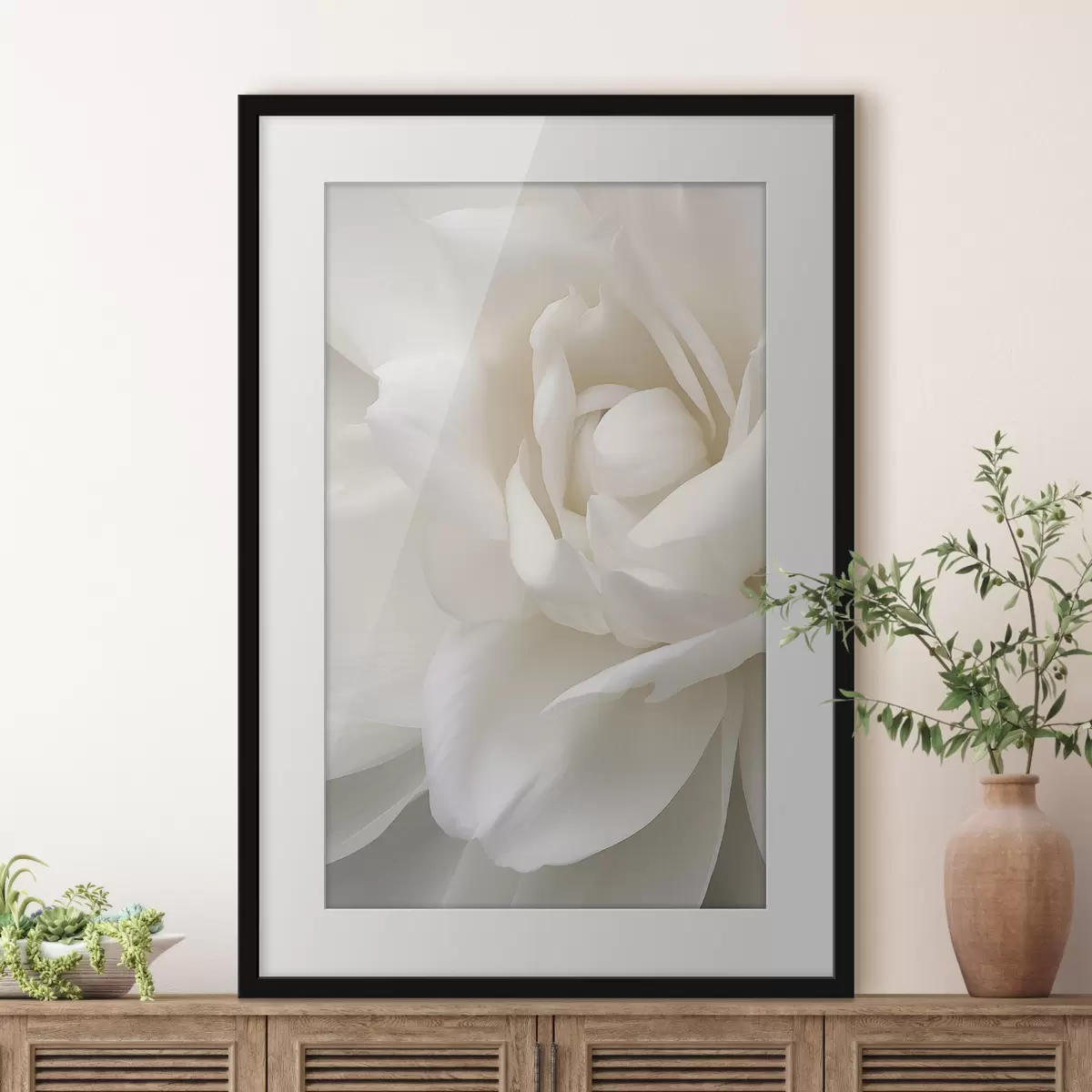 Poster Abstrakte weiße Blume mit zarten, geschichteten Blütenblättern, minimalistische Kunst f47025