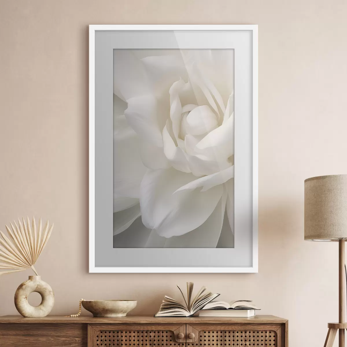Poster Abstrakte weiße Blume mit zarten, geschichteten Blütenblättern, minimalistische Kunst f47025