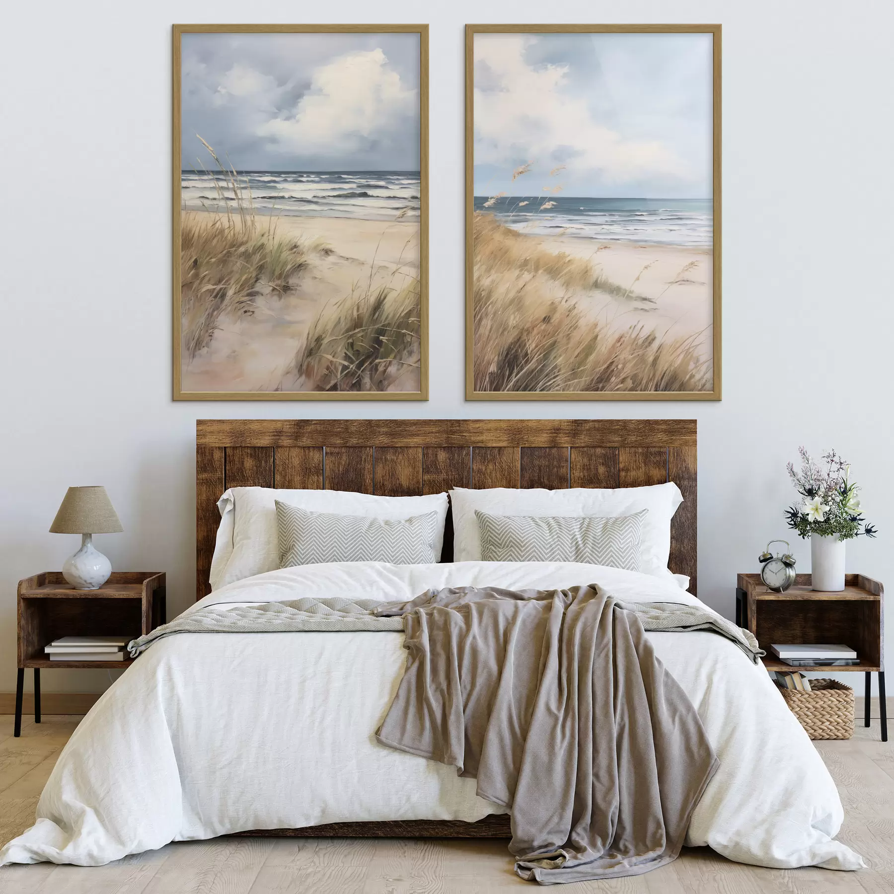 Fototapete Ein Sandstrand mit hohem Gras im Vordergrund, das Meer mit Wellen und ein bewölkter Himmel im Hintergrund d00521