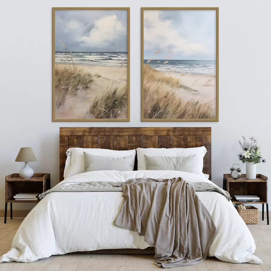 Fototapete Ein Sandstrand mit hohem Gras im Vordergrund, das Meer mit Wellen und ein bewölkter Himmel im Hintergrund d00521