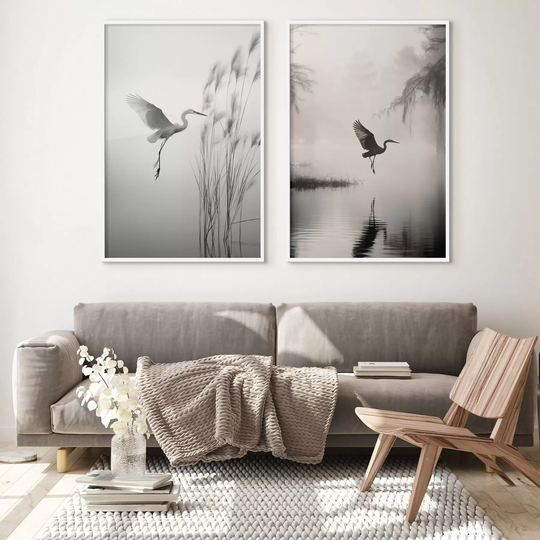 Fototapete Ein weißer Reiher mit ausgebreiteten Flügeln, der in der Nähe von hohen Schilfpflanzen fliegt, minimalistische Komposition in Schwarz und Weiß d01007