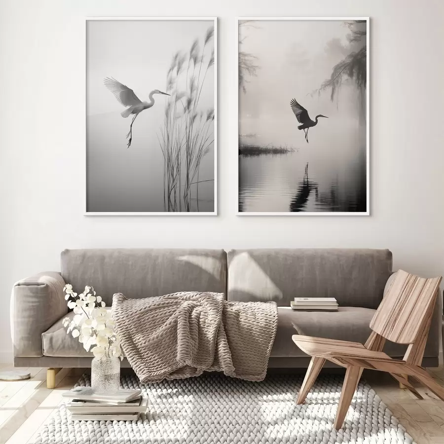 Fototapete Ein weißer Reiher mit ausgebreiteten Flügeln, der in der Nähe von hohen Schilfpflanzen fliegt, minimalistische Komposition in Schwarz und Weiß d01007
