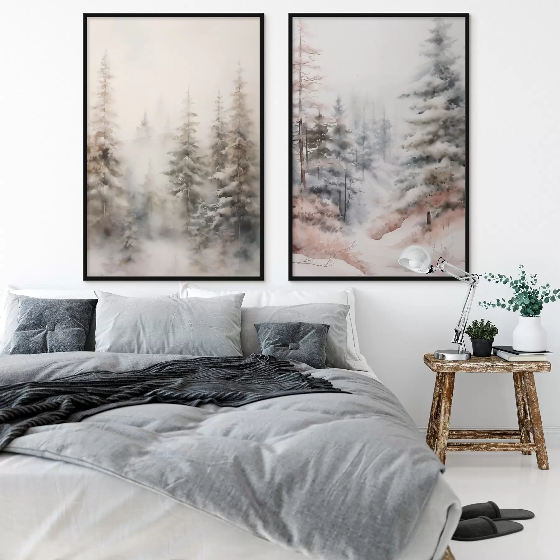 Fototapete Hohe, schneebedeckte Kiefern stehen in einem nebligen Wald, eine sanfte, gedämpfte Winterszene. d01011