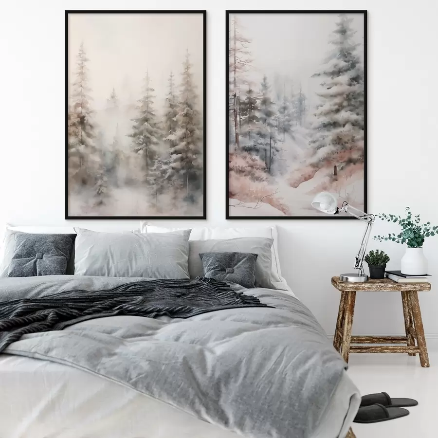 Fototapete Hohe, schneebedeckte Kiefern stehen in einem nebligen Wald, eine sanfte, gedämpfte Winterszene. d01011