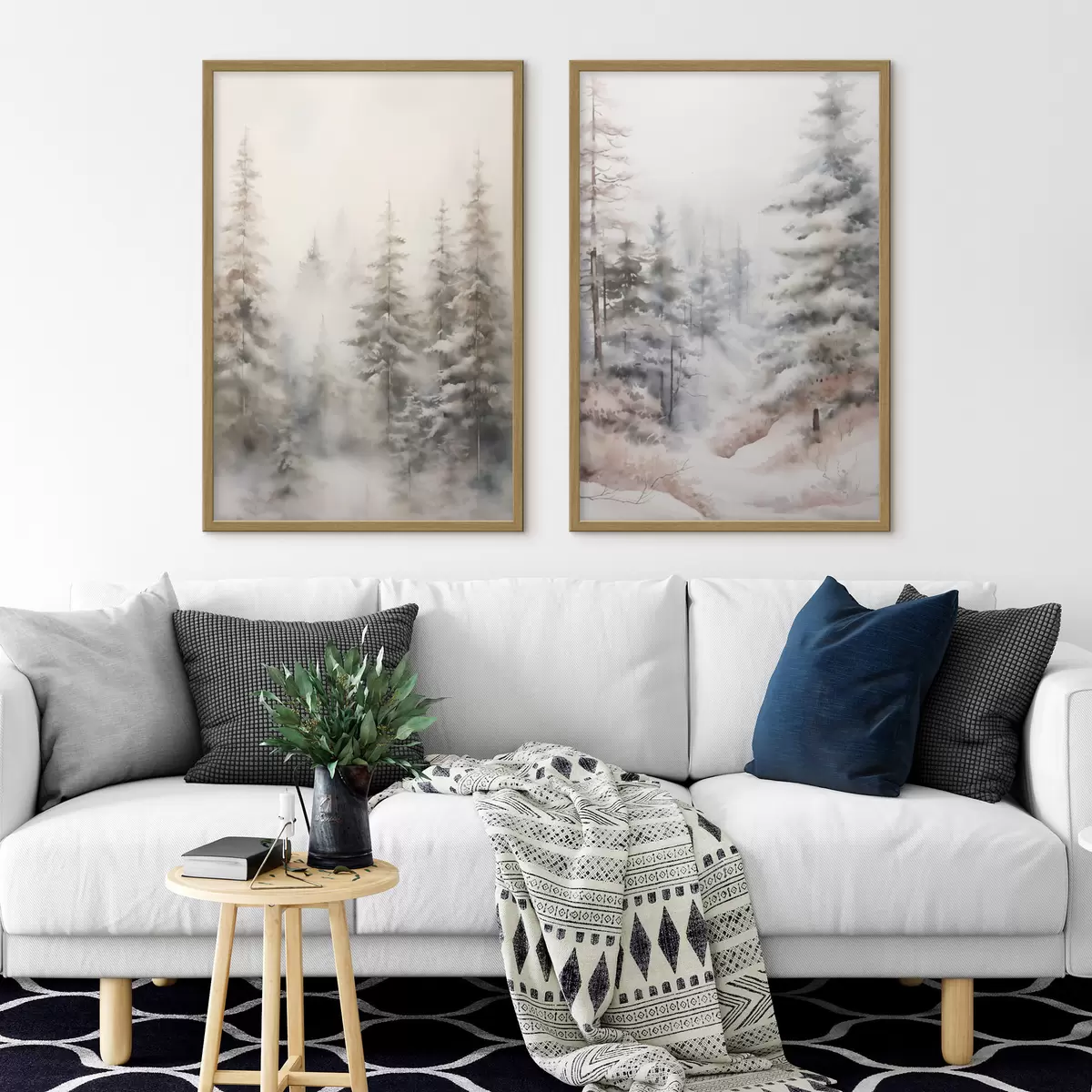 Poster Hohe, schneebedeckte Kiefern stehen in einem nebligen Wald, eine sanfte, gedämpfte Winterszene. d01011