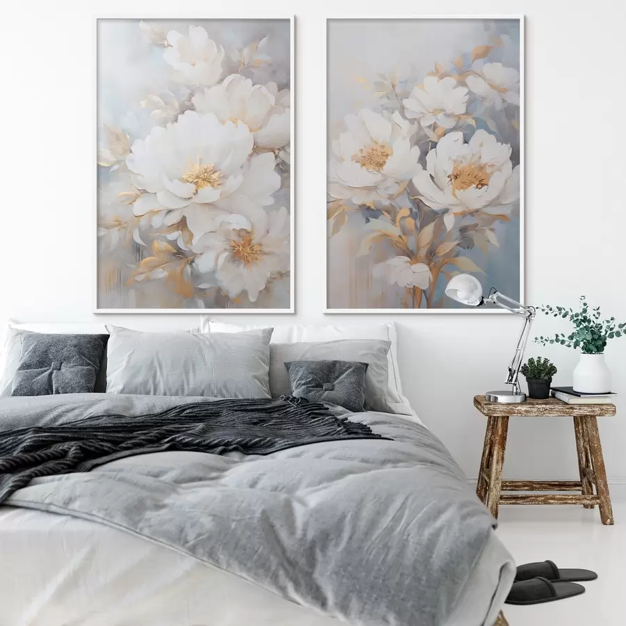 Fototapete Weiße Pfingstrosen mit gelben Blütenkernen und Blättern, sanfte Pinselstriche, hellblauer Hintergrund, Blumenarrangement d00878